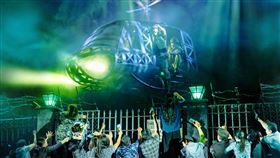 《西貢小姐》將直昇機以寫實比例搬上舞台，描述越戰時期美軍與越南人民的愛恨情仇。（圖／寬宏藝術提供）