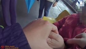 失智婦獨自徘徊路中央　警民合作護她回家。（圖／土城警提供）