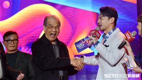 英業達今（26）日舉行旺年會，圖為創辦人葉國一與主持人阿Ken。（圖／記者鄭孟晃攝影）