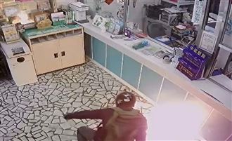 南投郵局搶劫不成縱火　內部驚險畫面曝