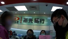 ▲在員警和行員的耐心勸說下，許小姐才打消匯款念頭，及時阻止詐騙。（圖／桃園電子報提供）
