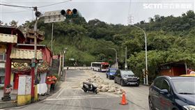 新北陳男駕駛拖板車右轉時，10多包水泥掉落砸中女騎士。（圖／翻攝畫面）