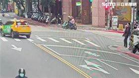 北市連姓司機駕駛計程車行經民生東路與林森北路口時，與黃女機車發生碰撞。（圖／翻攝畫面）