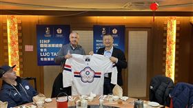 國際冰球總會會長塔迪夫（左）近日訪台。（圖／中華冰球協會提供）