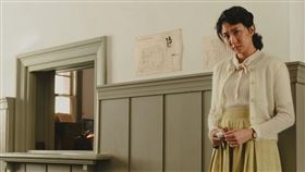 9m88在《大濛》以復古髮型和氣質穿搭亮相。（圖／華文創提供）