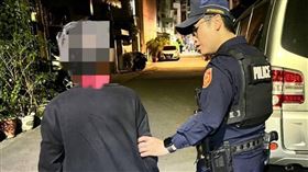 台中市1名85歲婦人不慎在街頭迷途，公益派出所員警獲報後隨即到場關心並護送婦人返家（圖／翻攝畫面）