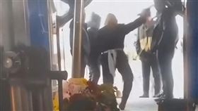 有民眾在靈堂、墳墓前跳科目三。（圖／翻攝自搜狐網）