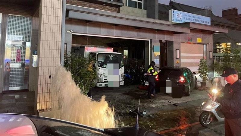 蘆洲男開車睡著撞斷消防栓　水柱狂噴