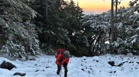 登山夫妻冷到失溫，違規攀登被罰萬元。（圖／翻攝畫面）