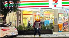 照片中，站在7-11前面的男子下體真著有白色光點。（圖／臉書　路上觀察學院）