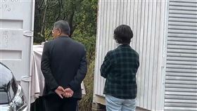 柯文哲與蔡壁如在彰化感恩餐會戶外私聊，一度轉頭斜眼看後方。（圖／翻攝畫面）