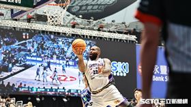 ▲桃園台啤永豐雲豹迎戰高雄全家海神，「表弟」卡森斯（DeMarcus Cousins）上籃得分。（圖／記者劉彥池攝影）