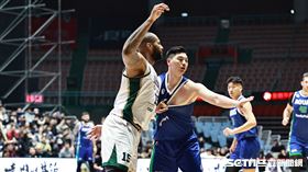 ▲桃園台啤永豐雲豹迎戰高雄全家海神，「表弟」卡森斯（DeMarcus Cousins）和胡瓏貿激烈卡位。（圖／記者劉彥池攝影）