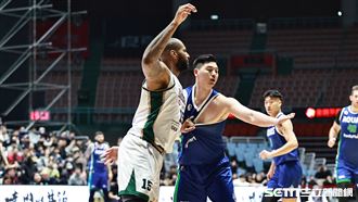 開賽才30秒就暴怒！卡森斯直接撂倒胡瓏貿