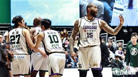 ▲桃園台啤永豐雲豹迎戰高雄全家海神，克羅馬（Lasan Kromah）不滿裁判沒吹犯規，「表弟」卡森斯（DeMarcus Cousins）勸架。（圖／記者劉彥池攝影）