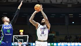 ▲桃園台啤永豐雲豹迎戰高雄全家海神，「表弟」卡森斯（DeMarcus Cousins）出手投三分球。（圖／記者劉彥池攝影）