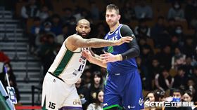 ▲桃園台啤永豐雲豹迎戰高雄全家海神，「表弟」卡森斯（DeMarcus Cousins）籃下卡位庫薩斯（Mindaugas Kupsas）。（圖／記者劉彥池攝影）