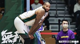 ▲桃園台啤永豐雲豹迎戰高雄全家海神，「表弟」卡森斯（DeMarcus Cousins）不滿判決露出無奈神情。（圖／記者劉彥池攝影）