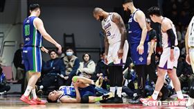 ▲桃園台啤永豐雲豹迎戰高雄全家海神，邱子軒受傷被送上擔架抬出場。（圖／記者劉彥池攝影）