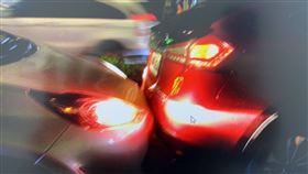 一對情侶在停紅燈期間，情不自禁地在車上親吻，疑似煞車沒踩好，直接撞上前方車輛。（圖／桃園電子報提供）