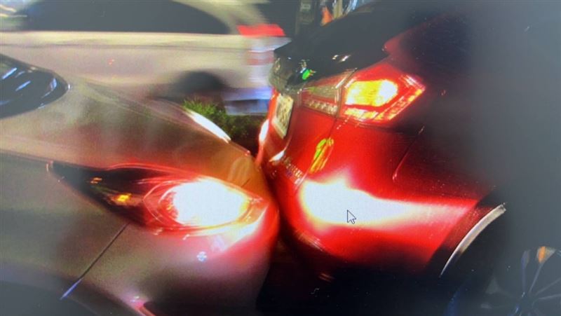 情侶開車等紅燈狂親　下秒直接撞前車超糗
