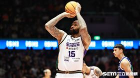 ▲桃園台啤永豐雲豹迎戰高雄全家海神，「表弟」卡森斯（DeMarcus Cousins）上籃進算製造犯規，執行罰球。（圖／記者劉彥池攝影）