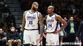 ▲桃園台啤永豐雲豹迎戰高雄全家海神，「表弟」卡森斯（DeMarcus Cousins）和隊友克羅馬（Lasan Kromah）交談。（圖／記者劉彥池攝影）