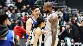 ▲桃園台啤永豐雲豹迎戰高雄全家海神，「表弟」卡森斯（DeMarcus Cousins）賽後和胡瓏貿擁抱。（圖／記者劉彥池攝影）