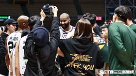 ▲桃園台啤永豐雲豹迎戰高雄全家海神，「表弟」卡森斯（DeMarcus Cousins）賽後勉勵隊友。（圖／記者劉彥池攝影）
