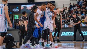 ▲辛特力末節搶球過程中，被吉爾貝克壓倒，由隊友攙扶下場。（圖／PLG聯盟提供）