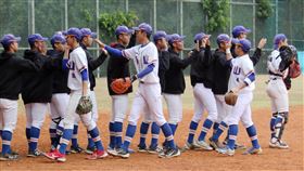 高中木棒聯賽  壽山高中晉級第2階段賽程112學年度高中棒球聯賽（木棒組）第一階段預賽持續，壽山高中（圖）27日與高苑工商交手搶下勝利，成功晉級第2階段。圖為壽山高中23日出賽選手擊掌互動畫面。（學生棒球運動聯盟提供）中央社記者謝靜雯傳真  113年1月27日