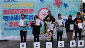 吳思穎（中）「帶球」降到公開組封后。（圖／定向越野協會提供）