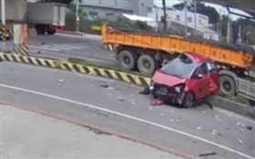 吃尾牙遭砂石車攔腰撞3死　擠扁視角曝光（圖／網友提供）