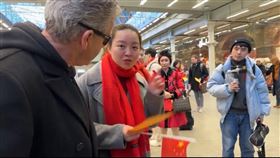 英國鋼琴家在倫敦商場彈琴直播，遭小粉紅集體打斷還要求「遵守中國法律」。（圖／翻攝自YT畫面）