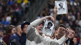 ▲恩比德（Joel Embiid）已經4年沒有在金塊主場出賽，球迷拿出尋人啟事。（圖／美聯社／達志影像）