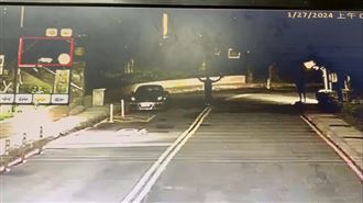 瘋狂鄰居安全帽砸保時捷　還比勝利手勢