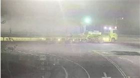 台1線官田北上路段出現圓筒狀大物。（圖／警方提供）