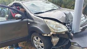 金門縣伯玉路五段發生自撞車禍，1輛休旅車撞上路燈後車頭當場慘凹陷，就連擋風玻璃也全碎裂成蜘蛛網狀。（圖／翻攝畫面）