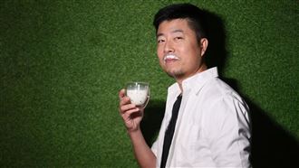 進口「紐奶」大軍壓境？他帶酪農抗大鯨魚