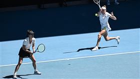 ▲謝淑薇、梅丹斯（Elise Mertens）攜手拿下本屆澳網女雙冠軍。（圖／翻攝自#AusOpen X）