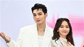 （左起）黃偉晉、陳明珠、Lulu、莎莎、許富凱（圖／翻攝自超級巨星紅白藝能大賞臉書）