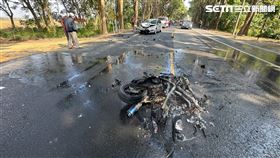 台南柳營小客車機車車禍，火燒車，騎士傷重不治。(圖/民眾提供)