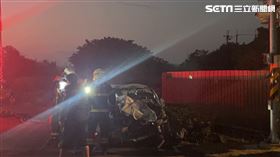 屏東黃男開車行經台1線南下432K時追撞前方小貨車，造成車斗上的潘婦被拋飛身亡。（圖／翻攝畫面）