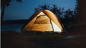 真是尷尬！近日一位香港網友去露營，凌晨5點聽到到其他帳篷有女性的呻吟聲，甜喊「不行了，不行了」，疑似正在做身體運動，讓他不知道該怎麼阻止。有人直呼，「發神經，天寒地凍打野戰。」