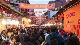 台北迪化年貨大街湧人潮2024台北迪化街年貨大街開跑後首個週末假日，27日午後現場湧現大量人潮逛街買年貨，增添年節熱鬧氛圍。中央社記者謝佳璋攝　113年1月27日