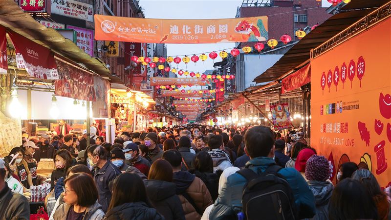 年貨大街菸味重　北市研擬期間限定禁菸