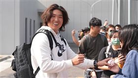 ▲統一獅開放春訓參觀體驗，古林睿煬為球迷簽名。（圖／統一獅球團提供）