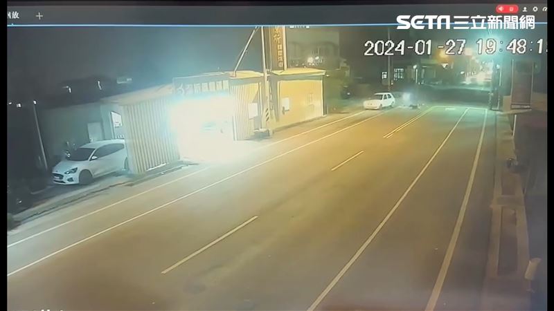 電動自行車突然偏移,小客車反應不及撞上。(圖/翻攝畫面)