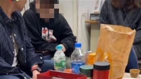 超哥在警局泡茶聊天。（圖／翻攝自臉書）
