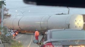 周姓網友拍下長達45公尺的拖板車耗費半小時轉彎的現場。（圖／翻攝自新竹大小事）